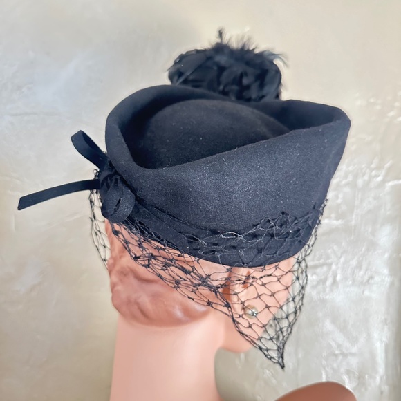 ENCHANTING 1940s\' BLACK FELT \